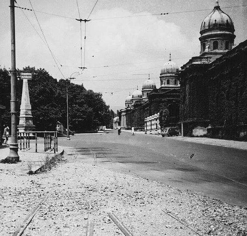Tramvajska (zadnja) stanica na Mirogoju poslije zatvaranja linije 15. svibnja 1967. godine